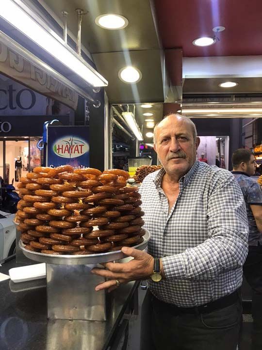 ADANA'da 45 yldr tatlclk yapan Nihat Erelik (62), mterilerinin en ok tercih ettii halka tatldan tanesi 1 liradan gnde 2 bin tane satyor. 