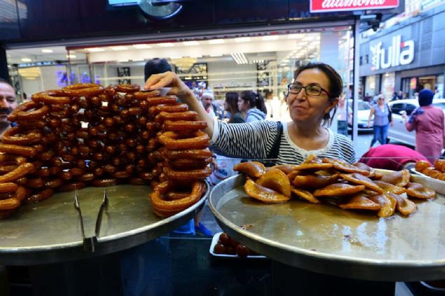 Halka tatlnn meslee zel srlar olduunu dile getiren Erelik tatly hazrlarken Konya, Gaziantep, Adana unlarn kartrp, iine sevgilerini de katarak retim yaptklarn vurgulad.  