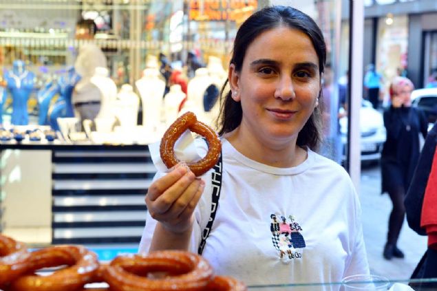 Kayseri'de renim grdklerini ve Adana'ya geldikleri her zaman burada halka tatl yediklerini syleyen Kbra ve Smeyra akmak kardeler ise halka tatlnn Adanallar iin yerinin ayr olduunu ifade etti. 