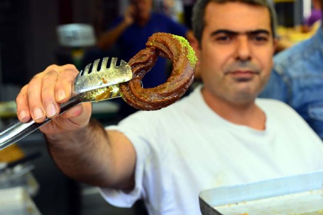 45 senedir tatlclk yaptn ve 1982'den beri ayn i yerinde bulunduubelirten Erelik, halka tatlnn kentle zdeletiini syledi.   