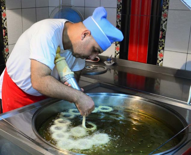 Halka tatlnn asl adnn Sngl olduunu ve Halep'ten geldiini syleyen Erelik, zamanla bu tatlnn Adana yresinin tatls olarak benimsendiini szlerine ekledi. 