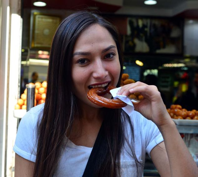 Kentteki insanlarn zellikle tatly ayakst yemeyi ok sevdiinin altn izen Erelik, 'Yaz-k demeden youn bir talep var tatlya. Tabi bunlarn banda halka tatl geliyor...  