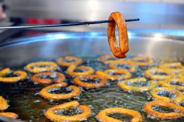 i yerinde tatl imalat ve sat yapan Nihat Erelik, babasndan kalma meslei srdrd iin mutlu olduunu kaydetti.   