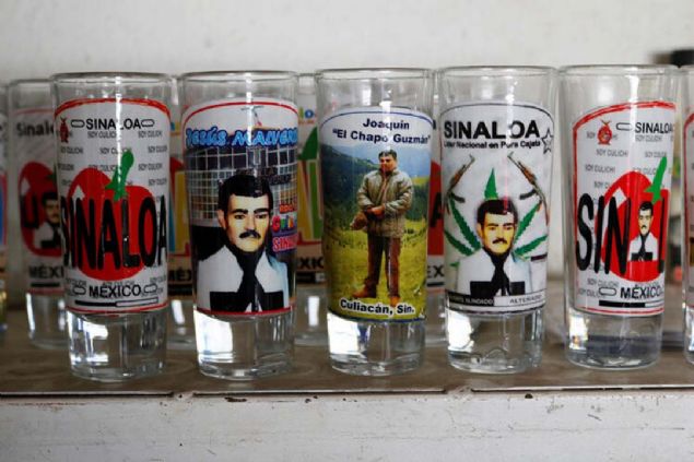 Guzman'n eski korumas, Guzman'n bu adamlar aralksz 3 saat dvdn anlatt. Valdez Rios ifadesinde, 'Adamlar patates uvalna dnmt, krlmadk bir tane kemikleri kalmamt, hareket edemiyorlard. Ve Joaquin hala elindeki silah ve sopalarla onlara vuruyordu' dedi.  <br><br>  ki adam daha sonra kocaman bir atein yand geni bir alana gtrld. Jriye, Guzman'n orada bu adamlar silahyla kafalarndan vurmadan nce kfrettiini anlatt.            