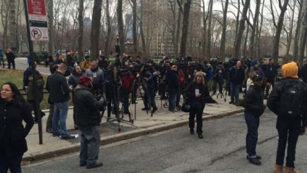Guzman'n avukatlar gazeteye, Jose Malverde'nin mor bir tahtta ykl para antalaryla oturmasn betimleyen heykelin aramba gn ortaya ktn belirtti. Jesus Malverde, 1900'lerde zenginden alp yoksula datan bir halk kahramanyd.         