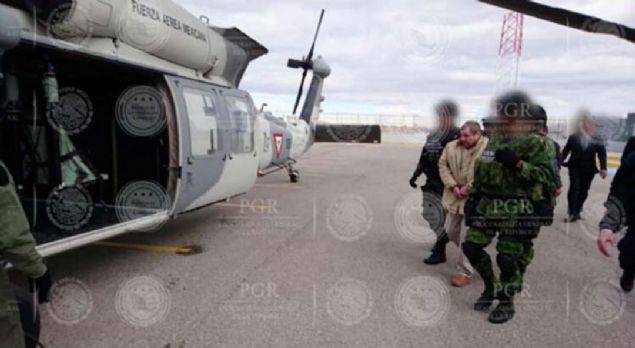 Bir baka mesaj zinciri El Chapo'nun ABD ve Meksika yetkililerinin basknndan kaarken yazdklarn ortaya koyuyordu. 'leden sonra ikide kamak zorunda kaldm' diyordu Guzman eine, 'Kapya yldlar ama dar atlayacak frsat buldum.' Sonra da ondan yeni kyafet, ayakkab ve byk boyas istiyordu.         