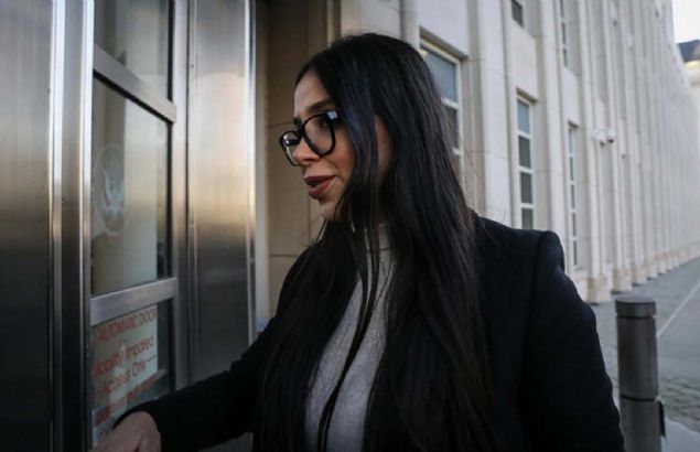 Guzman'n ei Emma Coronel ve beraber olduu dier kadnlar takip etmek iin kulland Flexi-spy uygulamas sayesinde, FBI btn mesajlamalarn mahkeme salonuna tayabildi.        