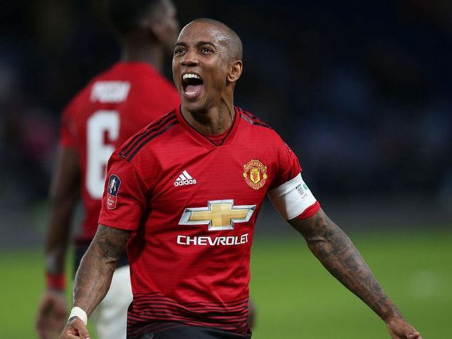                                                                 ASHLEY YOUNG - MANCHESTER UTD.  <br><br>  SOL BEK                                                           
