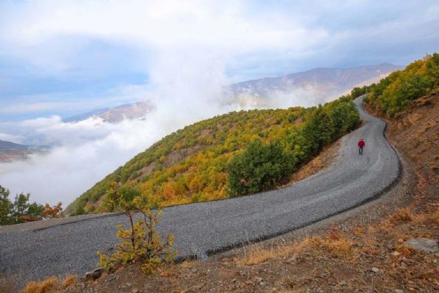 �o�u, derin vadiler aras�ndaki yama�lara kurulu �ok katl� tarihi ta� evlerden olu�an k�yler, foto�raf sanat��lar� ve gezginler taraf�ndan b�y�k ilgi g�r�yor.  