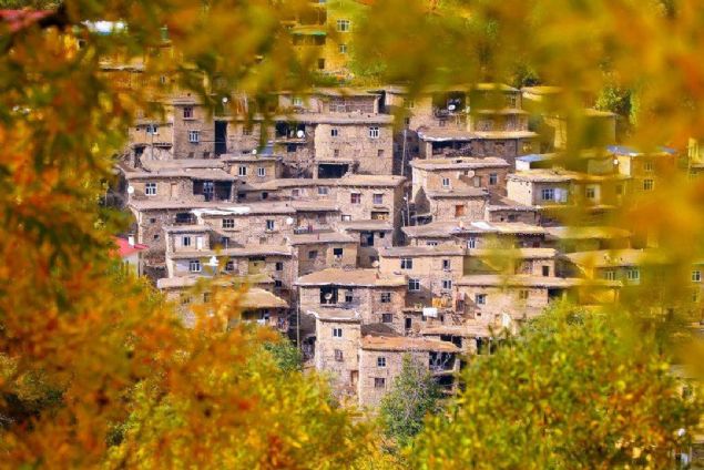 Bitlis'in Hizan il�esinin ta� evlerden olu�an k�yleri, sonbahar tonlar�yla ziyaret�ilerine e�siz g�r�nt�ler sergiliyor.  