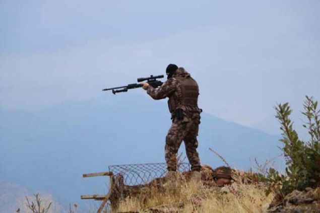 HAKKAR'nin, Irak snrnn sfr noktasndaki ukurca ilesinde grev yapan zel Hareket polisleri, ile merkezinin evresindeki her biri kartal yuvasn andran yksek rakml tepelerde 24 saat nbet tutuyor.   <br><br>  Kendilerini 'Snr Kartallar' olarak tanmlayan polisler, blgede ku uurtmuyor.   