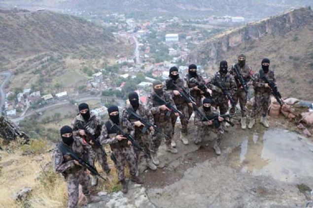 Tepe, keskin yamalar ve yaln kayalklar nedeniyle adeta bir kartal yuvasn andryor.  <br><br>  Burada grevli polisler, son teknoloji cihazlar ve stn silahlar kullanyor.  