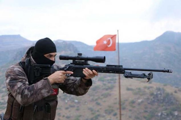 Vatanlar iin kutsal bir grev yaptklarn belirten polisler, her trl tedbiri aldklarn ve 24 saat esasna gre grev yaptklarn ifade etti.  