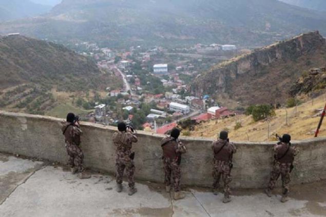Kendilerine 'Snr Kartallar' diyen ukurca le Emniyet Mdrlne bal zel Harekat ubesi'nde grevli polisler, ileyi kubak gren yksek rakml tepelerdeki s blgelerinde nbet tutuyor.   