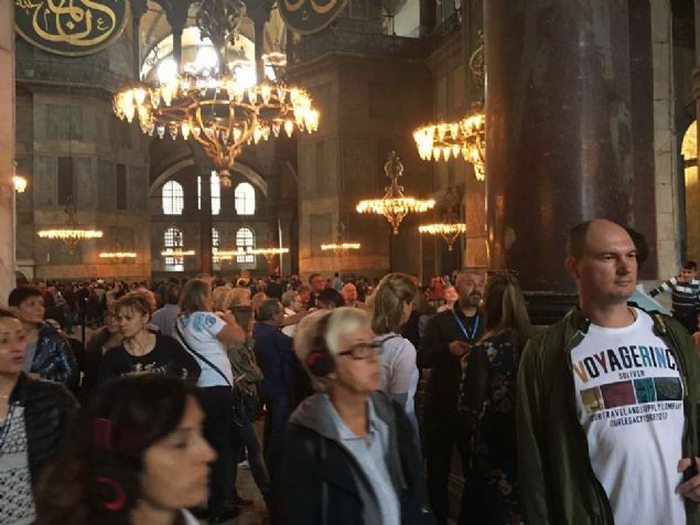 ESNAFIN DA YZ GLDܠ  <br><br>  zellikle Avrupal turistlerdeki art,havayolu irketleri, konaklama sektr ile blge esnafnn da yzn gldrd. Otellerde doluluk oranlar da artt.  <br><br>  stanbul'da ocak-eyll 2019 dneminde geen yln ayn dnemine gre doluluk oran yzde 4 artla yzde 74.5'e, ortalama gnlk satlan oda bedeli yzde 10.8 artla 91.1 Euro'ya, oda ba elde edilen gelir yzde 15.4 artla 67.9 Euro'ya ykseldi.           