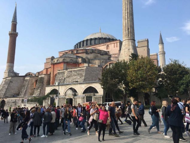 ARAP LKELERNDEN GELLER DE ARTTI  <br><br>  Arap lkelerinden stanbul'a gelilerde de yzde 12 art gerekleti. Kente gelen11 milyon 342 bin 822 yabanc iinde Arap turist says ise yzde 25.8 oldu.  <br><br>  Toplam 2 milyon 927 bin Arap turist kenti ziyaret etti. En ok geliler 545 bin ile Irak'tan oldu.         