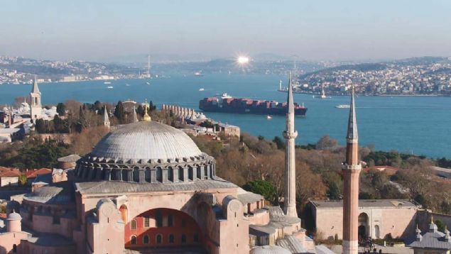 EN OK STANBUL HAVALMANI'NDAN GELLER YAANDI  <br><br>  stanbul'a geen yln ocak-eyll aylarna gre havayolu ile geliler yzde 12.2, denizyolu ile geliler ise yzde 10.4 artt.  <br><br>  Havayolu ile gelen yabanclarn yzde 24' Sabiha Gken Havaliman'n, yzde 54' stanbul Havaliman'n ve yzde 22'si Atatrk Havalimann kulland.  <br><br>  Yabanclarn 2 milyon 509 bin 106's Atatrk Havaliman'ndan, 2 milyon 764 bin 755'i Sabiha Gken Havaliman'ndan, 6 milyon 38 bin 923' stanbul Havaliman'ndan yurda giri yapt.          