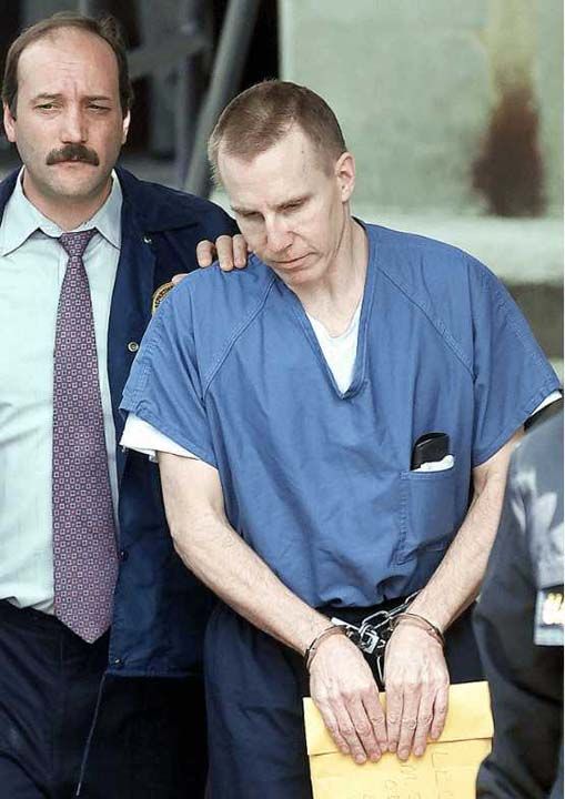 Michael Swango, hastaneden hastaneye geerek hastalar zehirli bir ineyle ldren lisansl bir doktordu. 