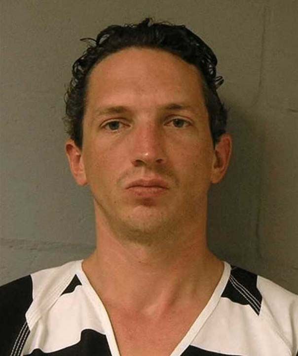 Israel Keyes, fidye istemek iin bir kz kard. Kzn ailesinden para istemek iin kzn fotorafn gnderdi. Kayes kz ldrmt ancak fotorafta canl gibi grnmesi iin gzlerini dikti.      