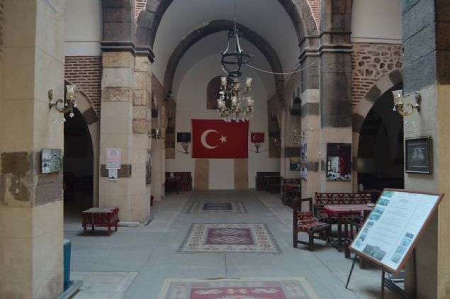 'Sultan Alaaddin Kervansaray, aslnda 3 yapdan oluan klliyenin birimlerinden bir tanesidir. Klliye de, medrese, cami ve kervansaray eklindedir. Tarihi misyon ierisinde kervansaraylarn fonksiyonlar bakmndan nemlidir. Buralarn iletilmesinde aktif rol alan birim de vakflardr. Seluklu ve Osmanl devletleri zamannda da bu Sultan Alaaddin Kervansaray vakflarca iletilmitir.'   