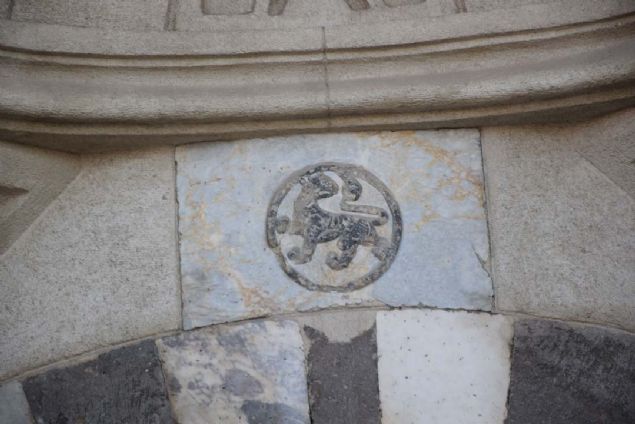 12 ayak zerinde tonoz rtl, kagir yaps ve kare planl Anadolu Seluklu dnemi mimarisiyle dikkati eken kervansarayn mimarnn simgesi olan 'pars' armas, giri kapsnn zerinde yer alyor.   