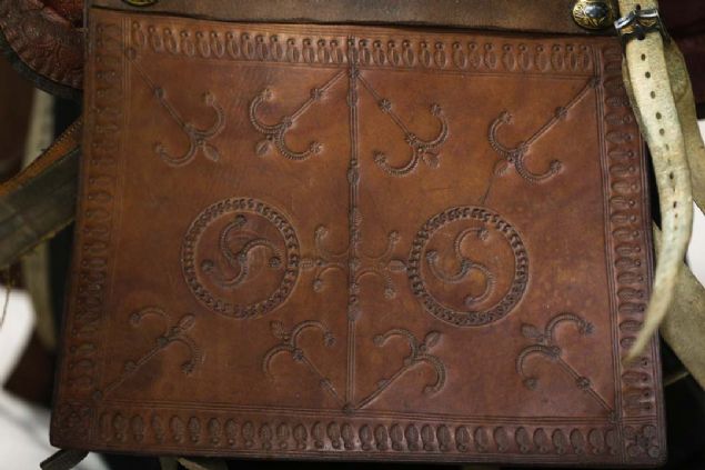 nk ecdadn her anna ahitlik etmi, 'sessiz tanklar' diyoruz biz bunlara. Abdlhamid Han'n atlar ne kadar sevdiini biliyoruz. Bu eyer de o koleksiyondan bir tanesi ve ok kymetli.' diye konutu. 