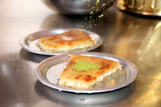 Scak servis edilmesi ile bilinen knefe snen peyniri ve youn erbetin verdii tat ile hem grsel anlamda dikkat ekiyor hem de tatl tutkunlarnn damak zevkine hitap ediyor.   