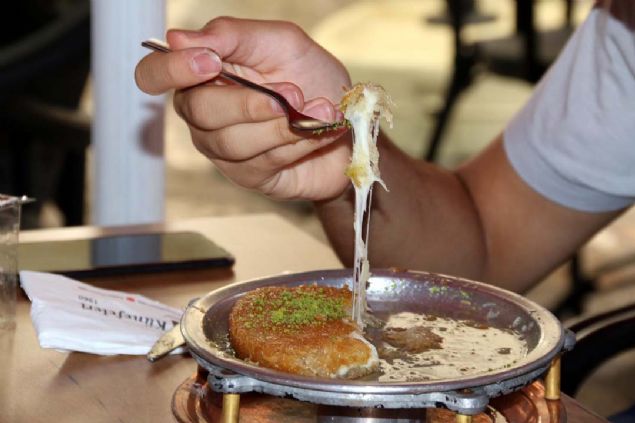 Hatay'a zg olan knefe de kullanlan tuzsuz peynirin sadece Hatay'da retilmesi de tatlnn yreye zg oluunu simgeleyen nemli elerden biri.   