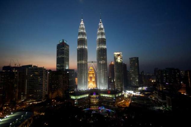 Petronas �kiz Kulelesi � Kuala Lumpur, Malezya  <br><br>  451.9 metrelik y�kseklikleriyle, 1998-2004 y�llar� aras�nda d�nyan�n en y�ksek binalar� �nvana sahip olan Petronas �kiz Kuleleri, daha sonra bu �nvan� Taipei 101'e kapt�rm��t�.        