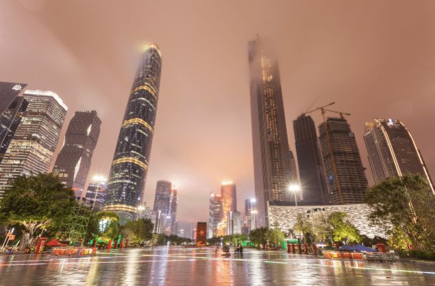 Chow Tai Fook Finans Merkezi � Guangzhou, �in  <br><br>  Ofis katlar�, bir otel, daireler ve bir de al��veri� merkezi bar�nd�ran 530 metre y�ksekli�indeki bu bina (sa�da), Uluslaras� Finans Merkezi (solda) ile birlikte Guangzhou �kiz Kulelerini olu�turuyor.       