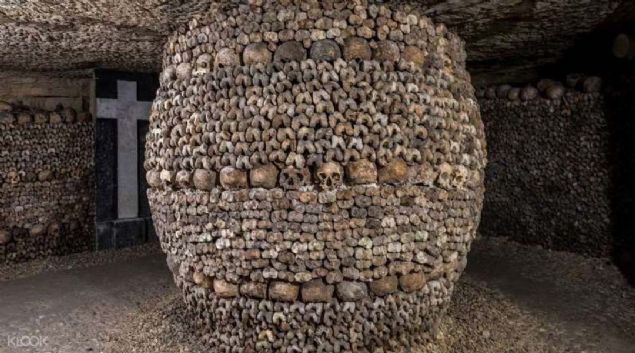 17. Yer Alt� Mezarlar� � Fransa  <br><br>  Fransa, Paris'te bulunan yer alt� mezarlar�, eski ta� ocaklar�n� birle�tirmek i�in olu�turulan t�nelin bir b�l�m�.   <br><br>  Buran�n �rk�t�c� olmas�n�n sebebi ise yakla��k 6 milyon insan kemi�ine ev sahipli�i yapmas�.     <br><br>  (Listelist) 