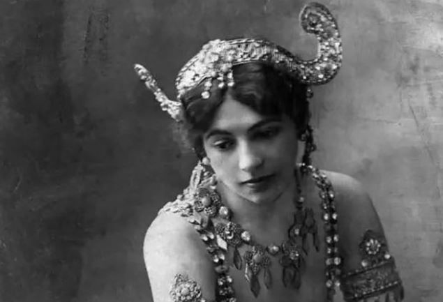 Bir sirkte alarak ve bir sanatnn modeli olarak poz vererek geimini salamaya alt 