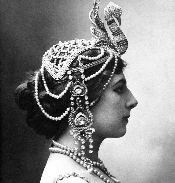 ubat 1917'de Mata Hari Paris'te tutukland ve kendisine kar kesin bir kant olmadan Almanya'ya casusluk yapmakla suland. 