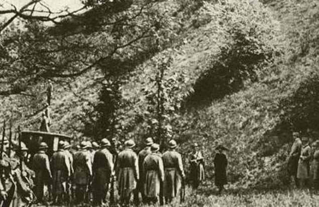 1917 Ekim'inde casus ilan edilerek kuruna dizildi.  