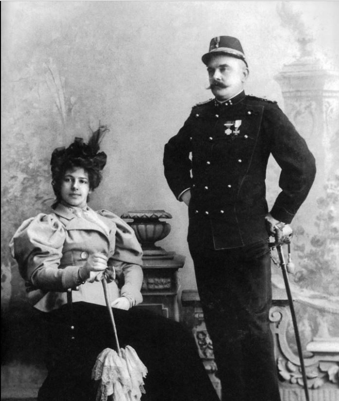 Margaretha, 1895'te Hollanda Smrge Ordusu Yzba Rudolf MacLeod ile evlendi ve onunla Endonezya'ya tand. 