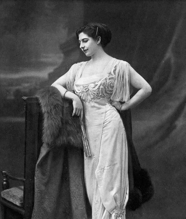 Babas baarl bir iadam olduundan, iyi bir eitim ald. 