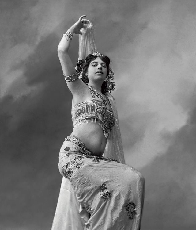 I. Dnya Sava srasnda Almanya'ya casusluk yapmakla sulanan ve 1917'de Fransa'da idam edilen Hollandal bir egzotik dansyd.   