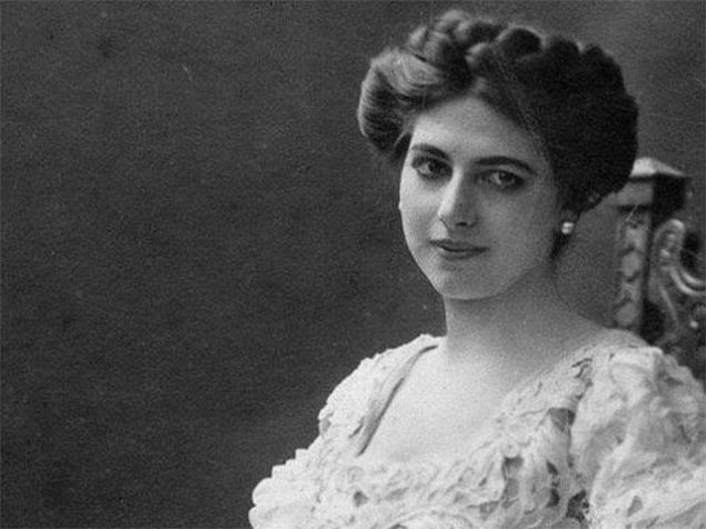 I. Dnya Sava srasnda, Bat Cephesi'ne gnderilen Rus kuvvetlerinin bir paras olan Rus pilot Vadim Maslov ile bir ilikisi vard. 