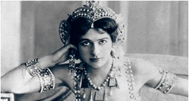 Orada yerel bir dans grubuna katld ve kelimenin tam anlamyla Malay dilinde 'gnn gz' anlamna gelen Mata Hari ismini ald. 