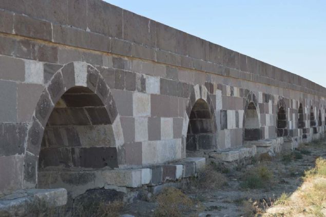 le merkezine 7 kilometre uzaklkta Akaray Nehri zerine 869 yl nce Bizans mparatoru 1. Manuel Kommen tarafndan yaptrlan tarihi kpr, 40 gzl ina edildi.    