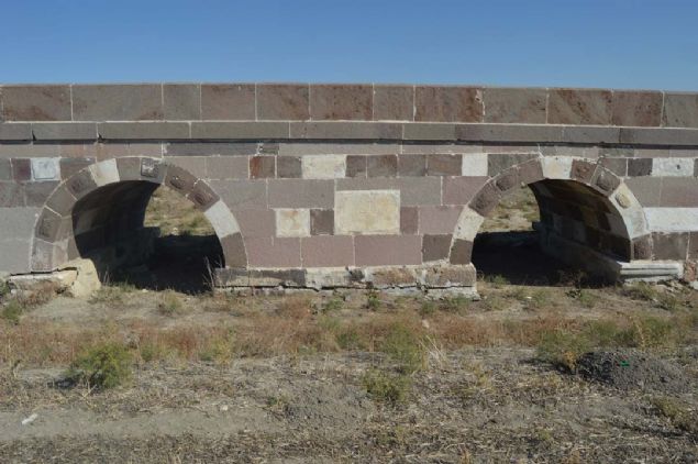 Kanuni Sultan Sleyman'n Badat ve ran seferlerinde Mimar Sinan'n elinden geen Krkgz Kprs, uzunluu artrlarak 64 gze karld.  