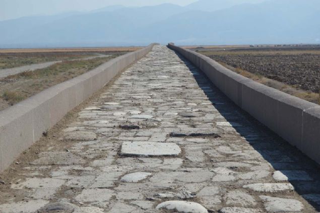 Kemerlerinin orta ksm daha geni ve sivri tonozlu, ulara doru ise kk ve bask grnen kprnn, bugn 57 gzl kalmasna ramen, moloz dolgu zerine kesme tal, yanlar dikdrtgen eklinde bloklarla tek sra korkuluklu yapld biliniyor.   