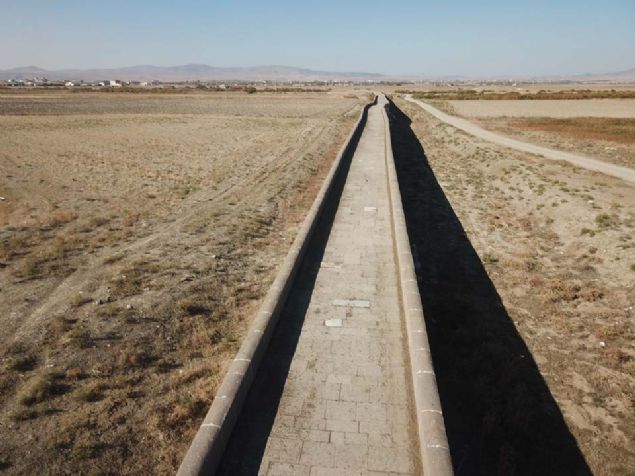 Mimar Sinan'n bir namazgah ile suya inmek iin mermer merdiven de yaptrd kprnn inasnda, bazalt, andezit ve mermer devirme talarnn kullanld grlyor.    