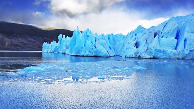 Gri Buzul, �ili  <br><br>  Gri G�l, �ili'deki Patagonya b�lgesinin g�ney k�sm�nda bulunan pek �ok buzul g�l�nden biri. Gri Buzul'dan gelen buzlar eriyip g�l�n sular�n� beslemekle kalm�yor, ayn� zamanda buzul par�alar�yla g�l� t�k�yor.  <br><br>  Gri G�l y�ksek rak�ml� ve �ok g�neyde olmas� nedeniyle serin bir yer. Yaz�n bile en y�ksek s�cakl�klar 16 derece civar�nda oluyor. Bu b�lgede muhte�em mavi buz duvarlar�ndan fazlas� var:  <br><br>  D�nyadaki en b�y�k yaban hayat� koruma alanlar�ndan biri olan Torres del Paine Ulusal Park�'nday�z.         