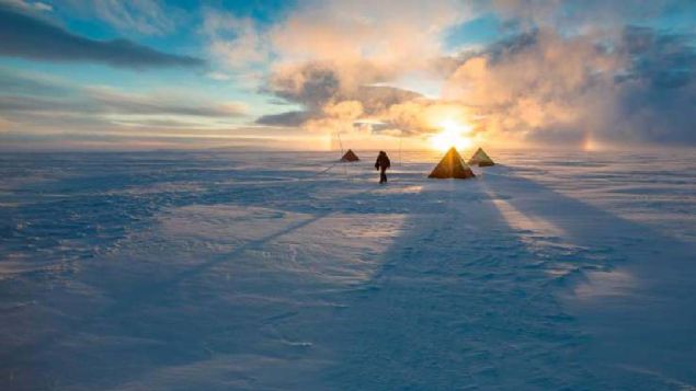 Bernardo O'Higgins Riquelme Ana Kamp�, Antarktika  <br><br>  Ortalama s�cakl���n -8 dereceye kadar d��t��� so�uk k�� aylar�nda Bernardo O'Higgins Riquelme Ana Kamp�'nda yaln�zca birka� ki�i kal�yor. Ancak yaz�n k��a g�re tam bir ar� kovan�.  <br><br>  Antarktika Yar�madas�'nda saha ara�t�rmalar� veya ke�if yapmak i�in elliye yak�n ki�i buraya geliyor.   <br><br>  1948'de �ili Antarktika Ke�if Heyeti taraf�ndan kurulan ve �ili Ordusu taraf�ndan y�netilen kamp, ad�n� �ili'nin kurucular�ndan birinden, 19. y�zy�l�n ba�lar�nda �lkenin �spanya'dan ayr�l�p ba��ms�zl���n� ilan etmesine yard�m eden Bernardo O'Higgins'den alm��.       