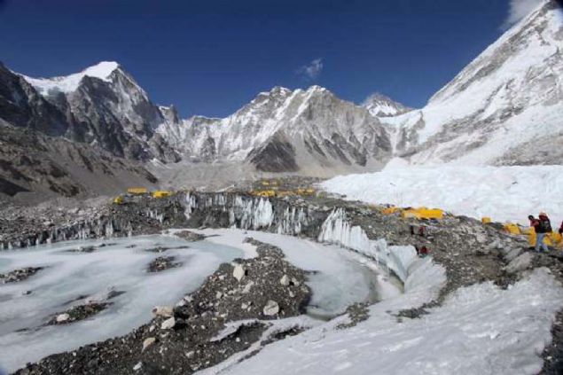 Khumbu Buzulu, Nepal  <br><br>  Nisan 2015'te Everest Ana Kamp�'nda t�rman����lar i�in buzulun �zerine kurulu �ad�rlar ve fonda Khumbutse Da�� (ortada) ile Khumbu Buz �a�layan� (sa�da).         