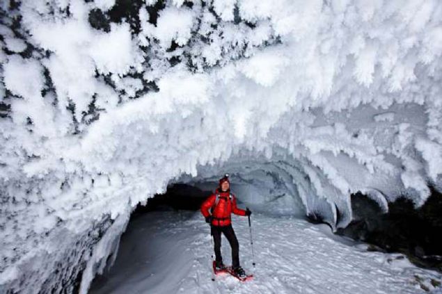 Schnalstal Buzulu, �talya  <br><br>  2012'de �talya'n�n G�ney Tirol b�lgesindeki buzul ma�aras�nda kayak yapan bir adam.        