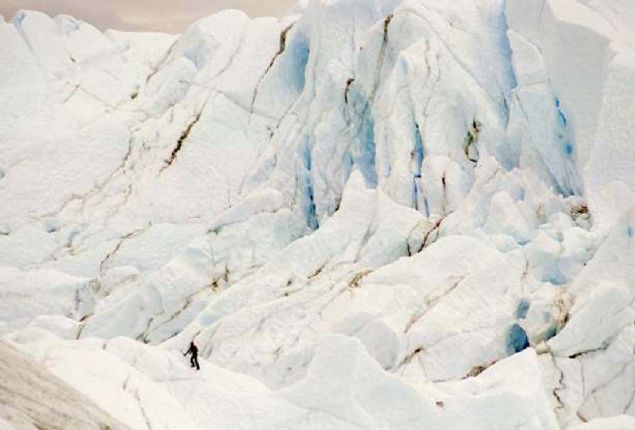 Matanuska Buzulu, Alaska, ABD  <br><br>  Temmuz 2003'te bir gezgin, ABD'nin Alaska eyaletindeki Anchorage yak�nlar�nda bulunan Matanuska buzuluna t�rmand�.   <br><br>  B�lgedeki Glenn Karayolu'ndan eri�ilebilen buzul, yaz aylar�nda buz t�rman��� yapmak isteyenlerin g�zde mekan�.       
