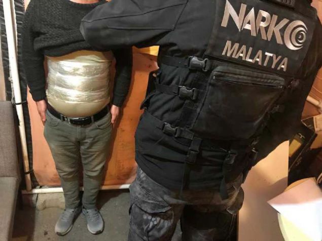 Malatya-Elaz kara yolunda uygulama gerekletiren ekipler, stanbul'a giden bir yolcu otobsn durdurdu. Yolcularn kimlik kontroln yapan ekipler, H.'nin durumundan phelendi. 