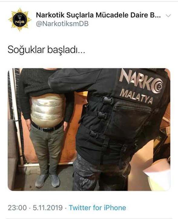 Malatya'da, yolcu otobsnde bir phelinin vcuduna sarl halde gizlenmi 2 kilo 50 gram toz esrar ele geirildi.   <br><br>  Operasyonun grseli, Emniyet Genel Mdrl Narkotik Sularla Mcadele Daire Bakanlnn sosyal medya hesabndan 'Souklar balad...' notuyla paylald.  